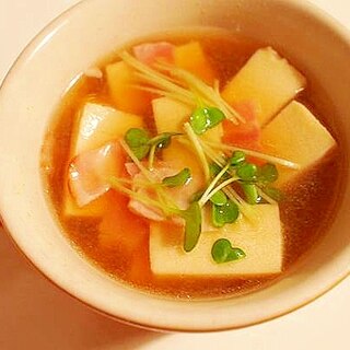 味噌風味♪高野豆腐とベーコンのスープ